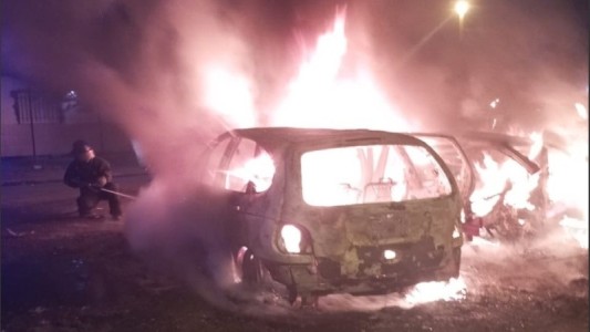 Incendiaron tres autos que estaban estacionados frente a una comisaría
