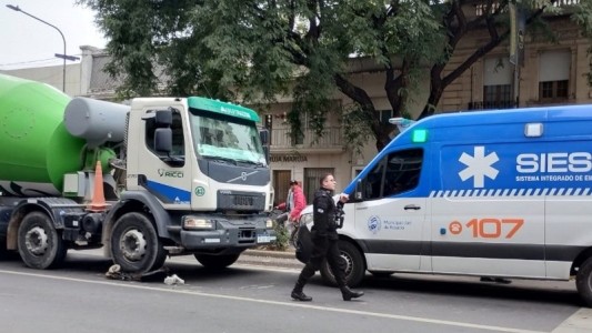 Un camión hormigonero atropelló a un vendedor en silla de ruedas