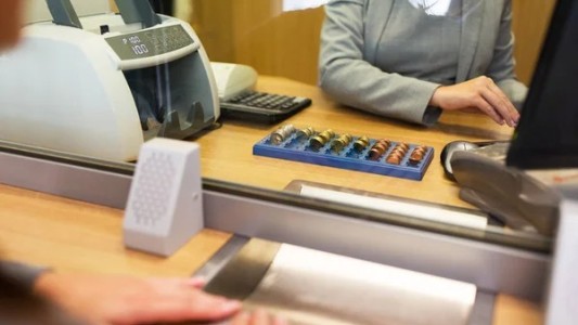 Proponen retrotraer la atención bancaria a su horario anterior: dos posturas opuestas