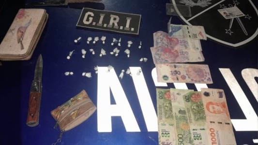 Tres detenidos por narcomenudeo: secuestraron armas y drogas