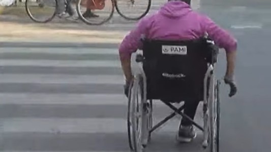 El vendedor que fue atropellado por un camión recibió una nueva silla de ruedas y volvió a la calle