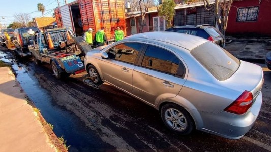 Luego de reiterados incendios, retiran los vehículos incautados en la comisaría 32