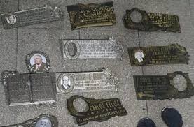 Devuelven placas de bronce que habían sido sustraídas de cementerios
