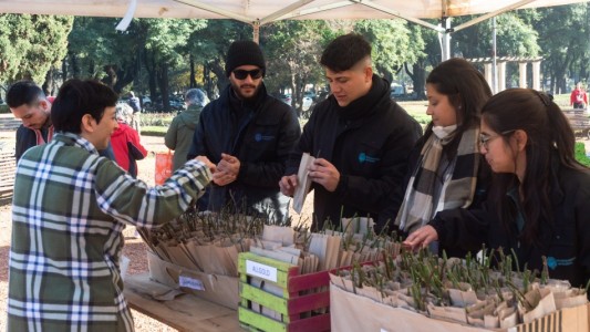 Entregaron casi 20.000 esquejes de rosas en el parque de la Independencia