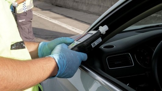 Manejó borracho, escapó del control de alcoholemia y chocó un taxi