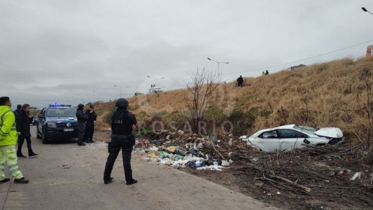 Una mujer se durmió al volante, chocó y cayó a un barranco en Av. Circunvalación