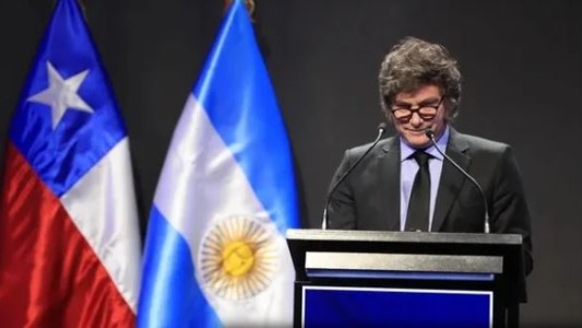 Milei destacó en Chile que la Argentina tendrá este año un superávit de casi cuatro mil millones de dólares