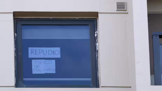 "Tipico de machirulo": el cartel que colocó un vecino de Alberto Fernández