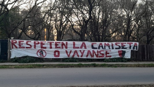 Apareció una bandera en el predio de Newell´s: “Respeten la camiseta o váyanse”