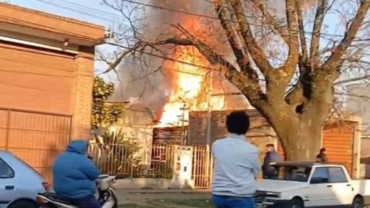Impactante incendio en una vivienda en Casiano Casas