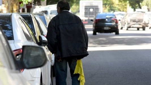 A raíz de la crisis, la cantidad de cuidacoches en Rosario ha ido en aumento