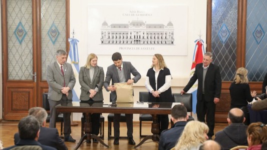 Pullaro: “Estamos haciendo la compra más grande de ambulancias de alta complejidad”