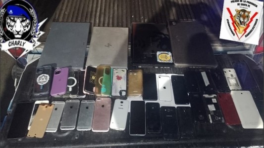 Gracias a la geolocalización de un teléfono encontraron un arsenal de celulares robados