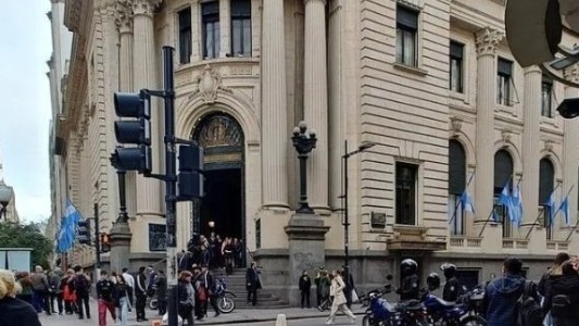 Amenazas de bomba en la Bolsa de Comercio y el Aeropuerto de Rosario, a horas de la visita del presidente