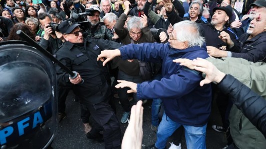 "De pegarle a un jubilado no se vuelve", la fuerte reacción de la oposición por la represión policial