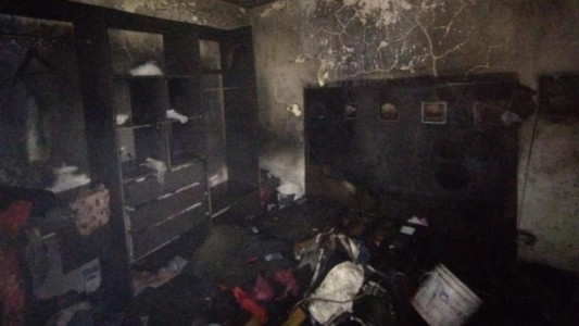 Un colchón prendió fuego y las llamas arrasaron con una habitación de la casa en barrio Matheu