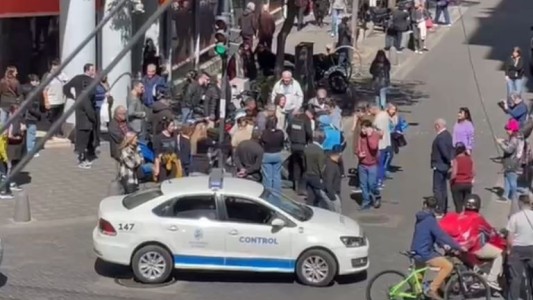 Detención civil en pleno microcentro: peatones atraparon a un delincuente que asaltó un comercio y golpeó a una mujer