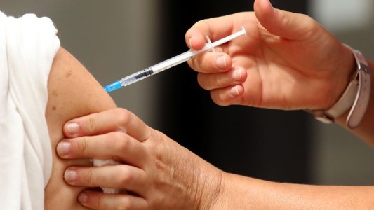 Adolescentes incluidos en la vacunación contra el dengue no deberán inscribirse