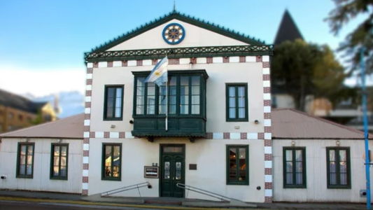 Tierra del Fuego: la legislatura, que sesiona 3 veces al año, cuenta con 15 legisladores y sus 455 asesores