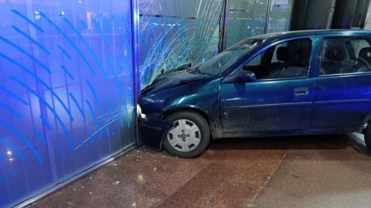 Un hombre subió con su auto a la peatonal y chocó contra el Banco Nación