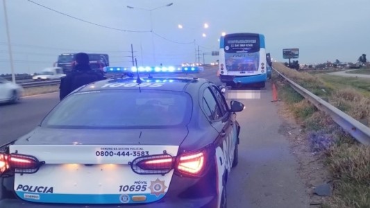 Un motociclista murió al chocar contra un colectivo en Circunvalación