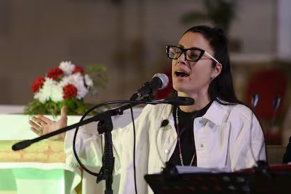 Leda Bergonzi inicia gira con imposición de manos y entradas pagas