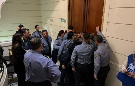 Manifestantes intentaron ingresar a la Legislatura y se enfrentaron a la policía