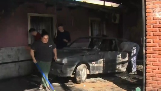 Un auto se incendió dentro un garaje en barrio Altos de Mendoza: un hombre sufrió heridas leves