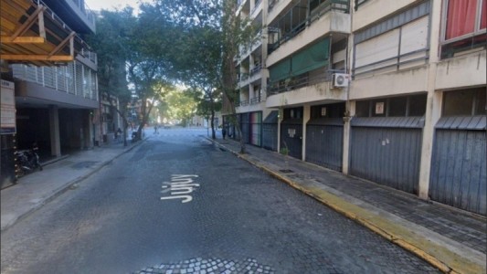 Un obrero cayó a un pozo y los bomberos trabajan para sacarlo