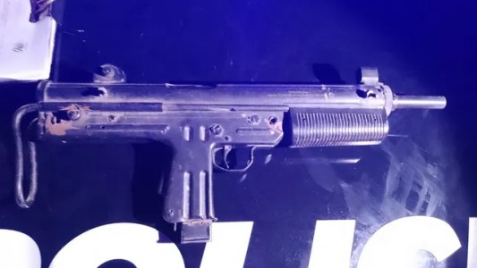 Villa Gobernador Gálvez: policías incautaron una ametralladora durante un operativo de identificación