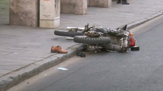 Un motociclista huía el control policial, atropelló a un peatón y ambos están internados por heridas graves