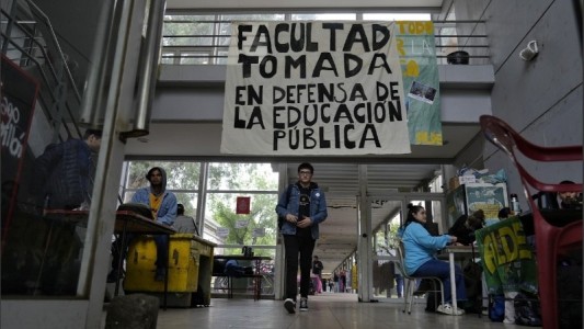 Continúan la tomas en la UNR: los estudiantes durmieron en la universidad a modo de reclamo