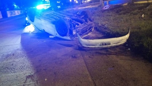 Zona oeste: encontraron un auto volcado y abandonado