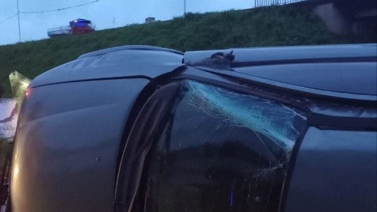 Un auto volcó en el ingreso a Rosario: no hubo heridos