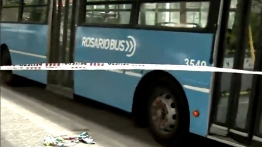 Plaza Sarmiento: una mujer corrió el colectivo, se cayó y una rueda le aplastó una mano