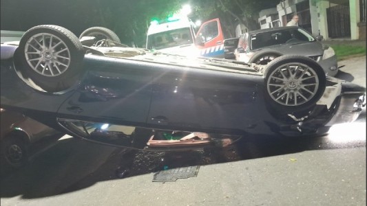 Embistió a su ex pareja con un auto y volcó luego de chocar con otros vehículos estacionados