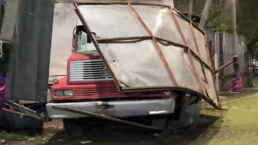 Un camión chocó contra un colectivo y se incrustó contra una canchita de fútbol 5