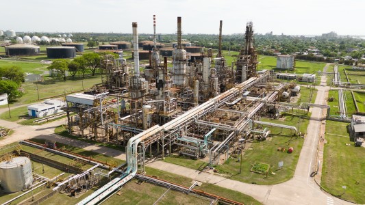 Buscan reactivar la refinería San Lorenzo de YPF y convertirla en una planta de biocombustible para aviones