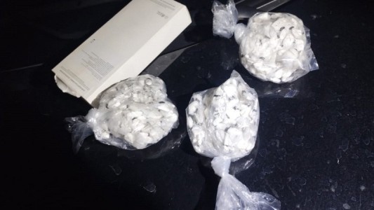 Detuvieron a dos jóvenes con casi 400 bochitas de cocaína en Puente Gallego