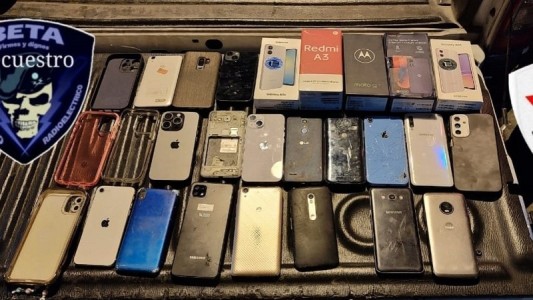 Barrio Plata: allanaron una casa y encontraron 23 celulares de dudosa procedencia