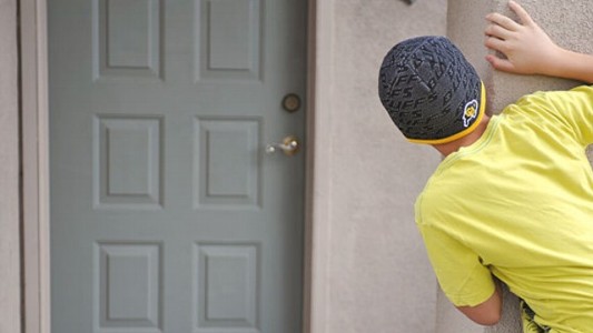 Jugaba al ring raje y recibió una golpiza que le fracturó una muñeca