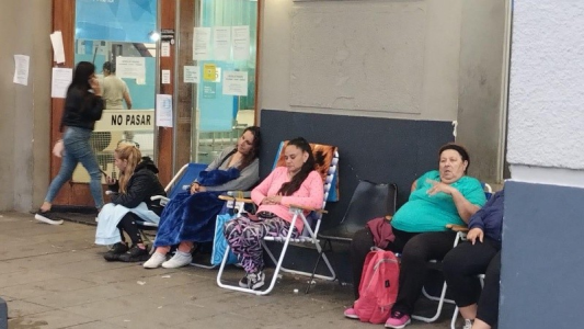 Largas filas para conseguir pasajes en trenes de larga distancia para el verano