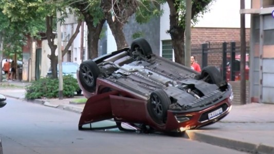 Barrio Cura: un fuerte choque dejó como consecuencia un auto dado vuelta y una mujer herida