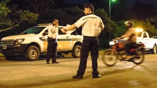 Manejaba borracho su moto, no quiso entregar el vehículo y lo detuvieron