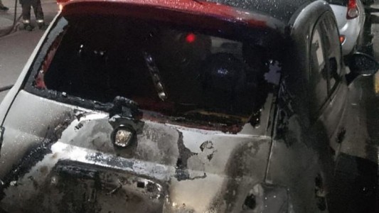 Tras el ataque a la Secretaría de la Niñez, se prendió fuego un auto en pleno centro de Rosario