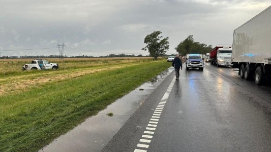 Un camión despistó y mató a tres policías que asistían a víctimas de un choque