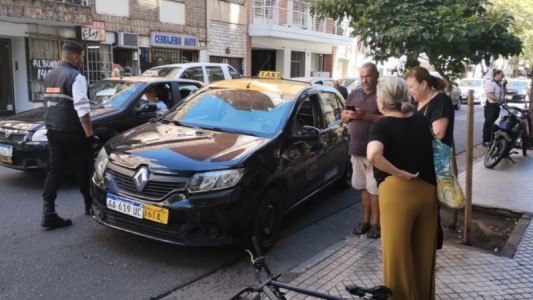 Un ladrón le arrebató el collar a una mujer, la tiró al piso y un taxi lo chocó