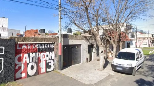 Balearon un portón de una casa en barrio Las Delicias