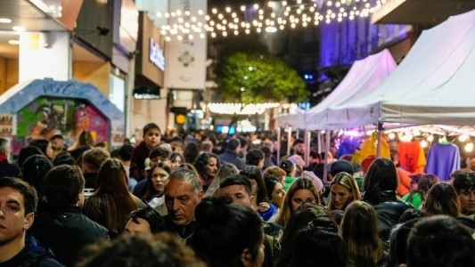 Llega la última noche de las peatonales 2024: llena de propuestas para las fiestas