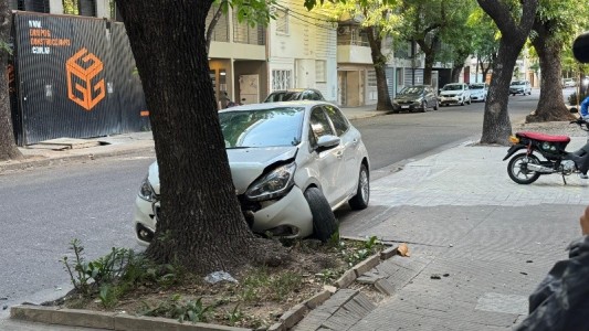 Siniestro vial: al esquivar una moto, estalló su auto contra un árbol